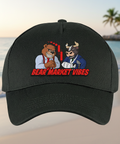 Bear Market Vibes Zwart Cap — zomerse ochtend strand