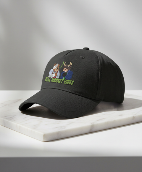 Bull Market Vibes donkergrijs petje op marmer etalage