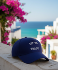 Fit to Trade Navy Cap — Mediterrane zomerse setting